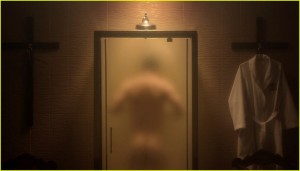 jude-law-bares-his-butt-on-the-young-pope-01